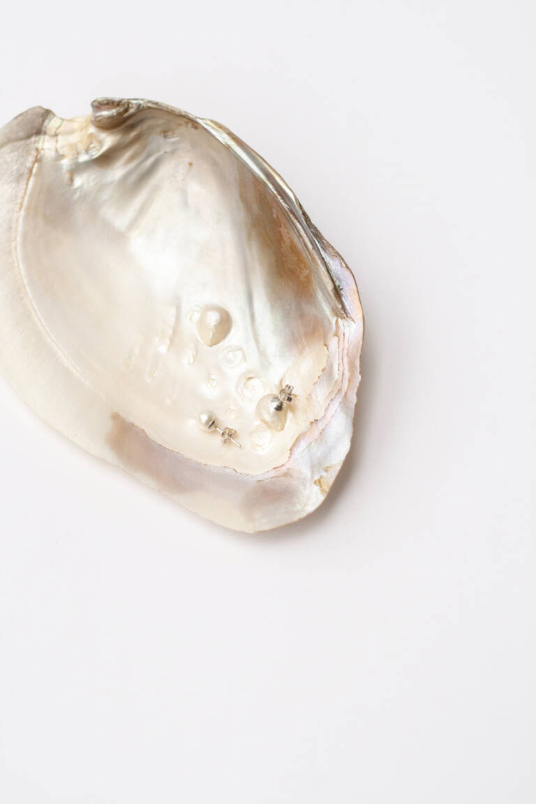 001 Bewaren Andreea Cojocaru Made in Belgium by a Romanian 2021 shell freshwater pearl silver Andreea Cojocaru 768x1152